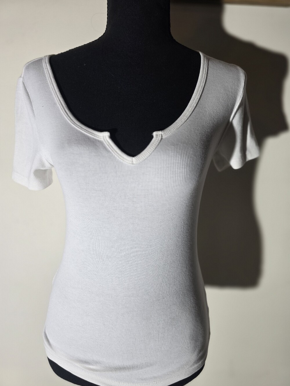 Old Navy White Short Sleeve Ribbed Scoop Top with Notch (Size XS)